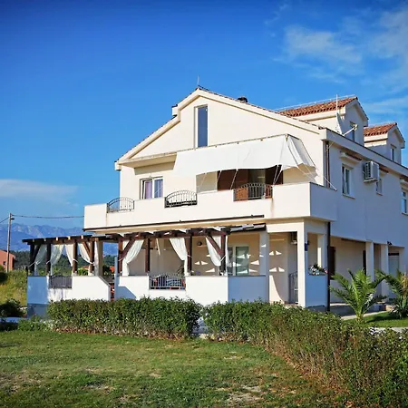 Apartamento Tasteful Landscaped Garden