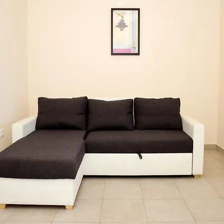 Tasteful Landscaped Garden Apartment