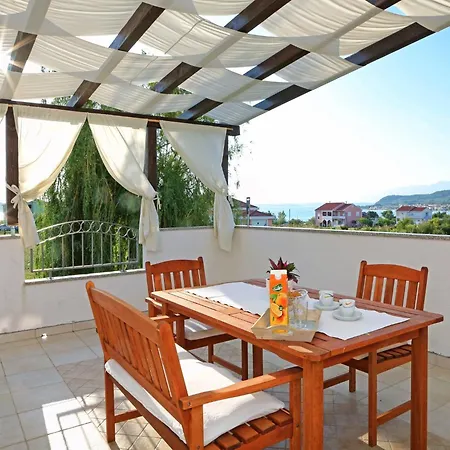 Tasteful Landscaped Garden Apartment *
