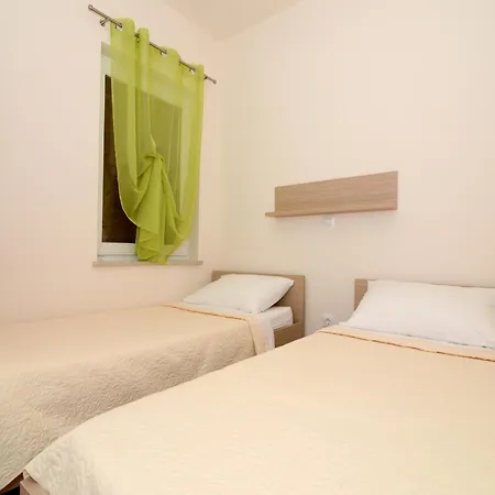 Tasteful Landscaped Garden Apartment *